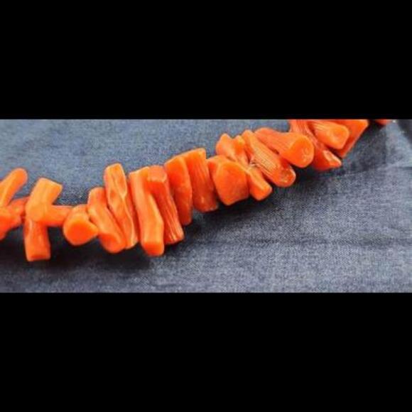 Vintage Graduated Coral Choker 15 inches long - Picture 2 of 2